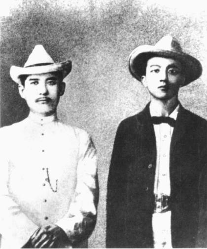 马君武(右)与孙中山在东京合影(1905年)
