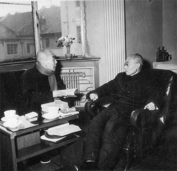两位一级教授孟宪承校长（右）与吕思勉先生晤谈