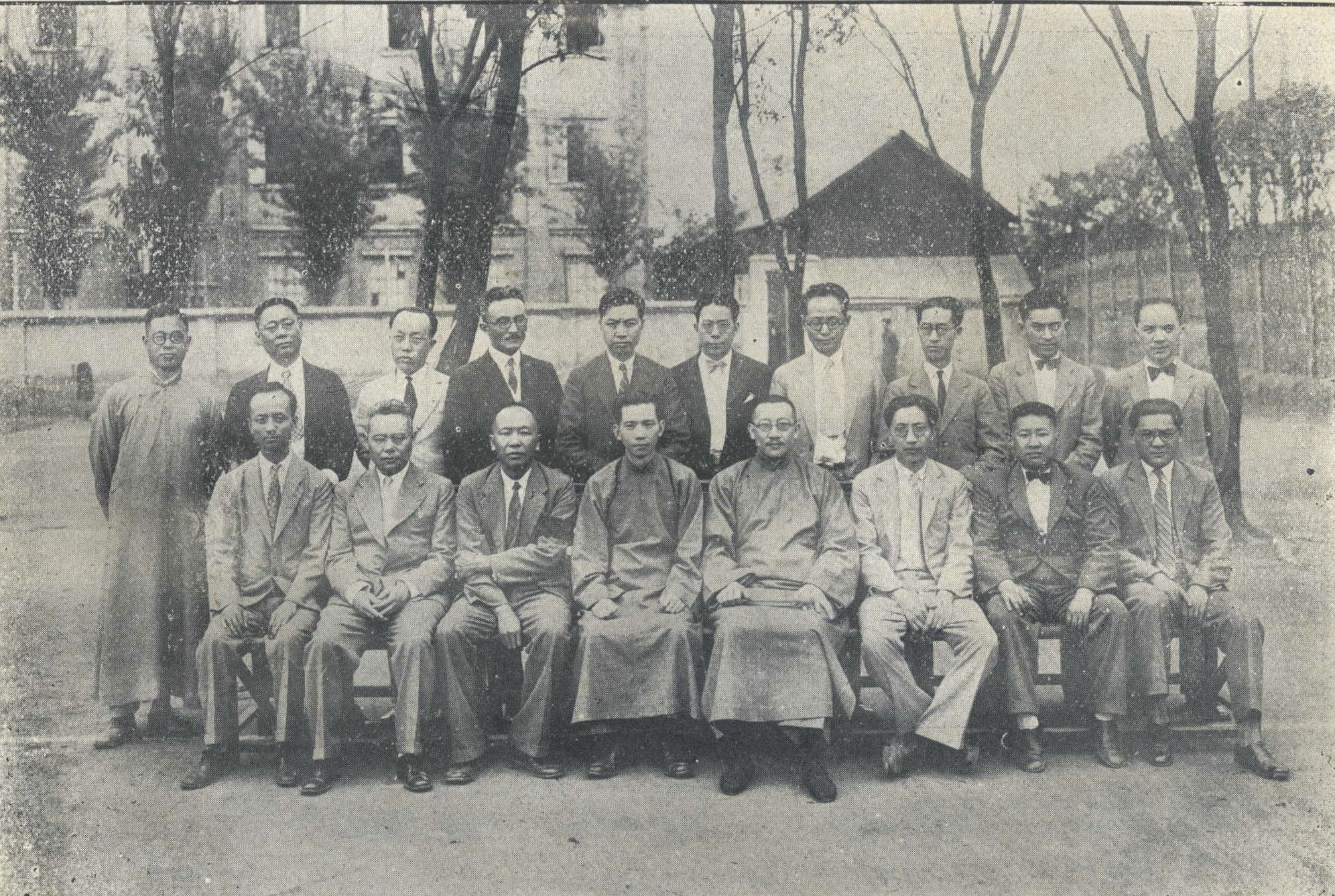 1930年，王伯群（前排右四）与大夏大学校务委员会合影